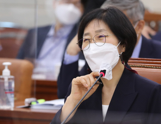 한화진 환경부 장관 후보자가 2일 국회에서 열린 인사청문회에서 의원질의에 답변하고 있다. [국회사진기자단]